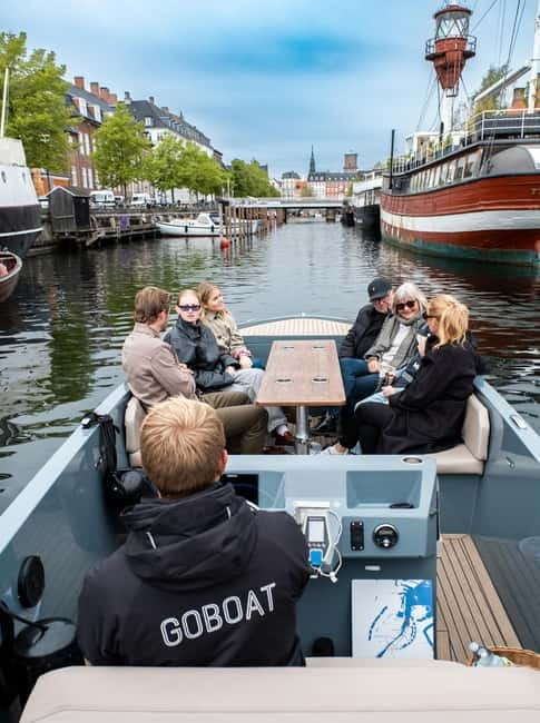 Copenhagen: 1 or 2-Hour Canal Tour in Silent Electric Boats - Leaving the meeting point and settling into the boat