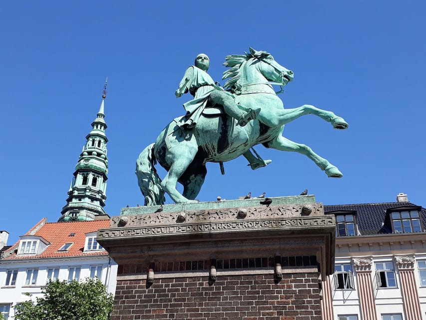 Copenhagen: 2,5-Hour 'Must See' Bike Tour with a Local Guide - City Hall and the first look at central Copenhagen