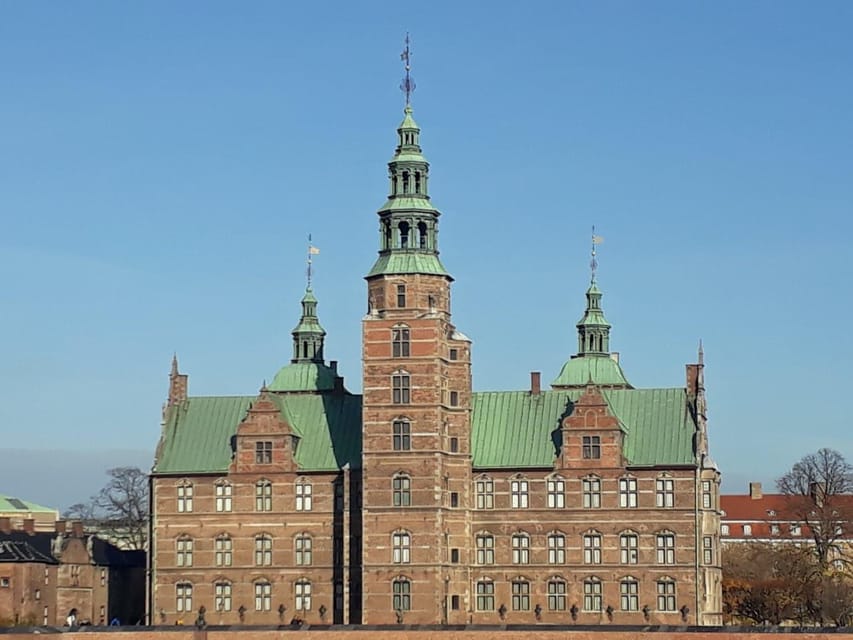 Copenhagen: 2,5-Hour 'Must See' Bike Tour with a Local Guide - Christiansborg Palace and Denmark’s royal story
