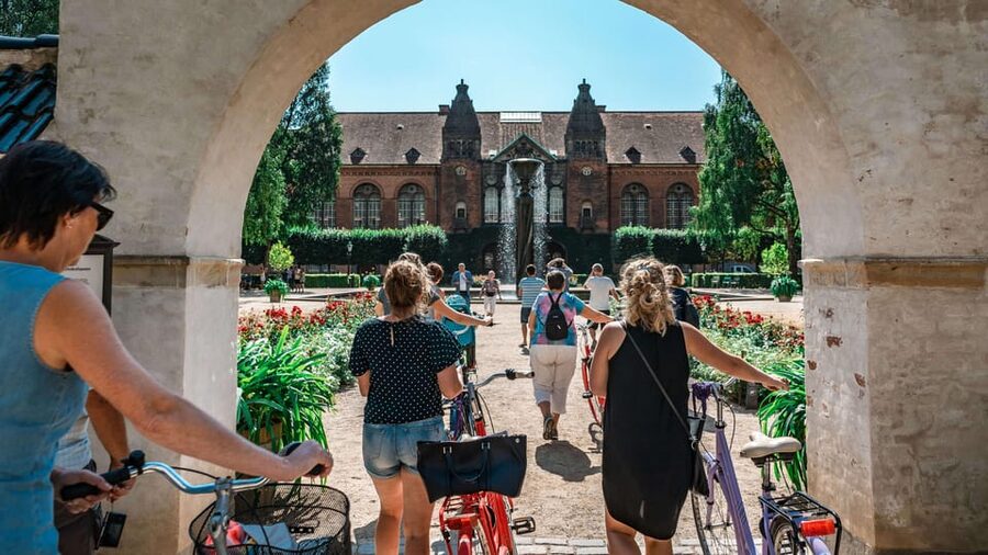 Copenhagen: 3-hour Private Guided Bike Tour - Rosenborg Castle and the city’s royal center