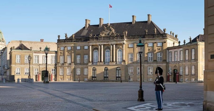 Copenhagen: Amalienborg Palace Museum Entry Ticket - Finding the entrance in Amalienborg Square