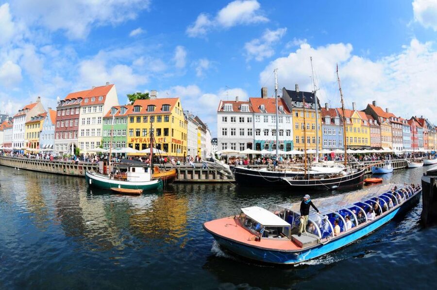 Copenhagen: Canal Boat Cruise & Old Town/Nyhavn Walking Tour - Why the walking-and-cruise combination works