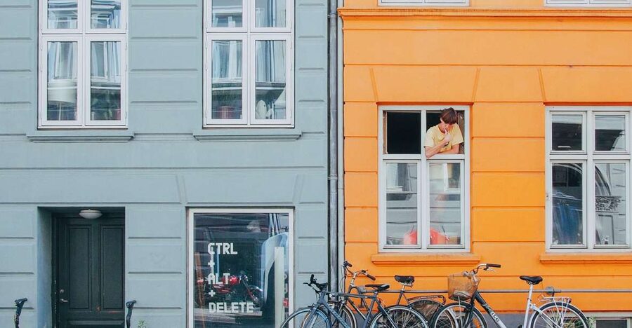 Copenhagen: Capture the most Photogenic Spots with a Local - Framing Rosenborg Castle and its gardens