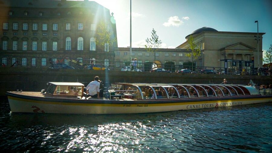Copenhagen: Classic Canal Tour & The Harbour - Christiansborg and the central harbor