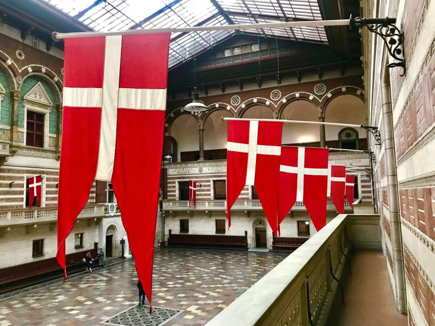 Copenhagen: Guided City Highlights Tour - Christiansborg connects royal power and modern Denmark