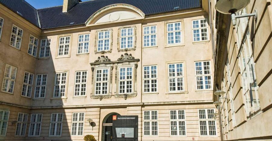 Copenhagen: Old Town and Nyhavn Private Family Tour - A pause among the trees at King’s Garden