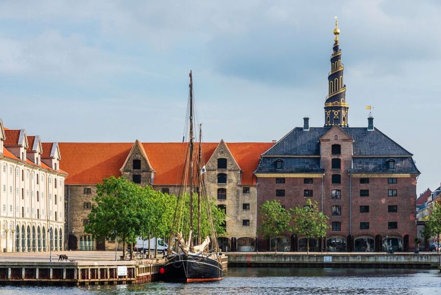 Copenhagen Old Town, Nyhavn, Canal Walking Tour & Christiana - Choosing the three-hour route through Christianshavn