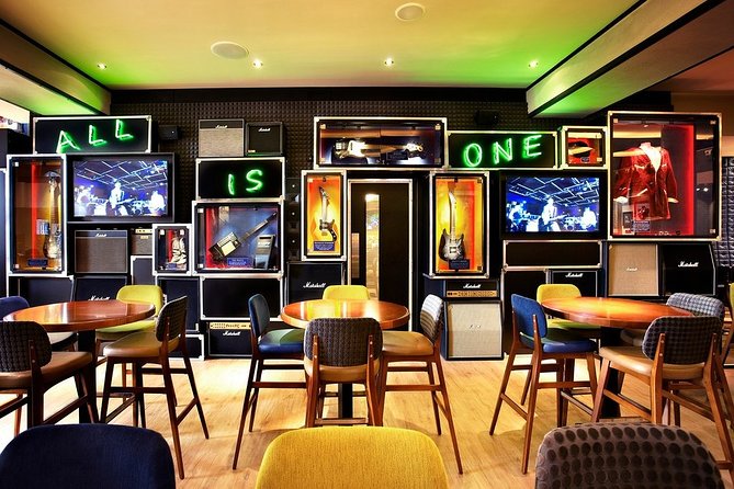 Hard Rock Cafe Copenhagen with Set Menu for Lunch or Dinner - Eating rock history at Rådhuspladsen