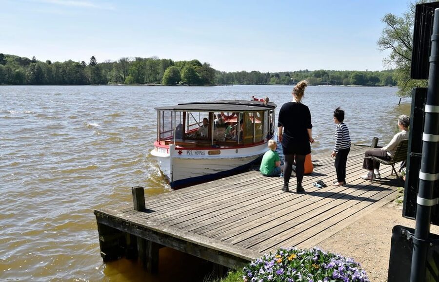 Lyngby & Bagsværd Lake: Baadfarten Boat Ride - Riding straight through versus hopping off
