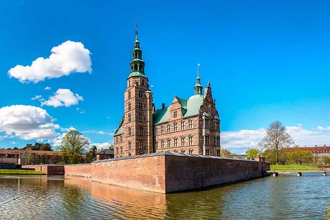 Native Walking Tour to Copenhagen - Amalienborg and the royal guard