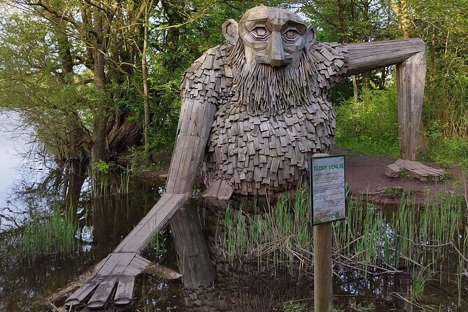The Six Forgotten Giants Trolls Hunt with Minibus - Little Tilde watching from Vallensbæk Mose